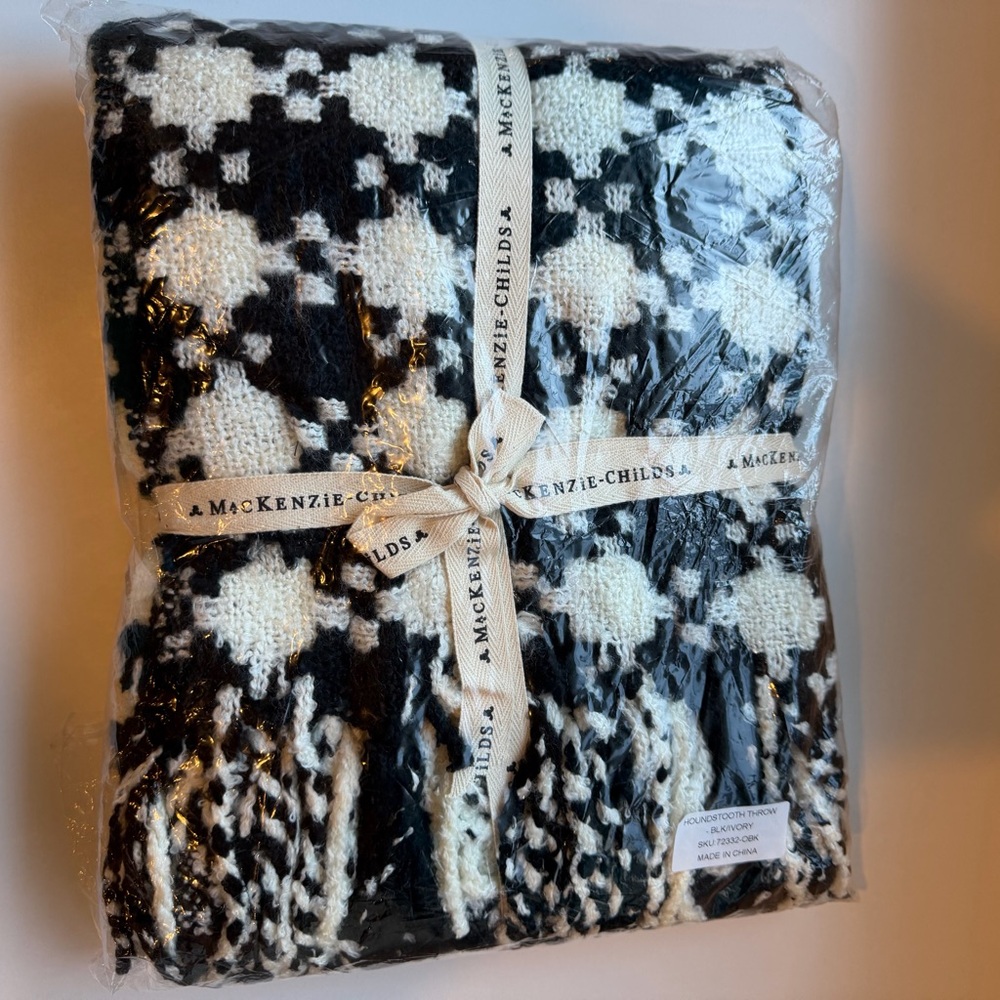 MacKenzie-Childs Black and White Houndstooth Throw - Picture 4 of 8